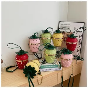 Vue détaillée des sacs seaux en forme de fraise avec rivets perlés et bandoulières en chaîne