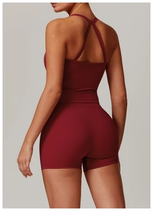 Détail de l'ensemble de yoga rouge foncé avec brassière croisée et short taille haute