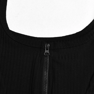 Détail de l'encolure carrée et de la fermeture éclair sur un tricot côtelé noir