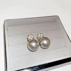 Boucles d'oreilles élégantes en argent avec zircon carré et perle au fini doré rétro