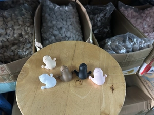 Dettaglio dei paraspigoli in silicone per bambini in beige, bianco, grigio, nero e rosa
