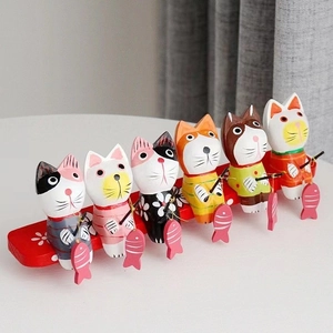 Sechser-Set japanische Holz-Katzenfiguren auf rotem Sockel mit Angelruten-Deko