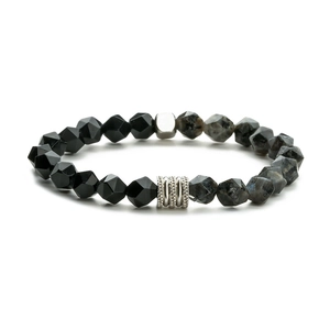 Détail macro de perles en onyx facetté et pierre de carte avec bagues en acier argenté