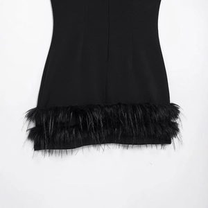 Robe courte noire chic avec bordure élégante en plumes à double épaisseur