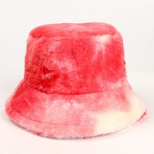 Dettaglio della texture del cappello bucket in finta pelliccia tie-dye rosa morbido