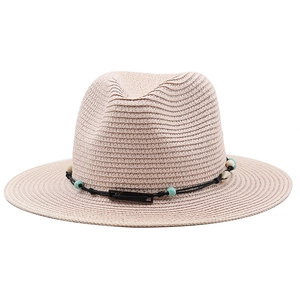 Détail du chapeau de paille Panama beige avec cordon bohème et perles décoratives