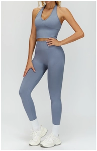 Détail d'un ensemble de yoga bleu clair sans couture avec brassière en V et legging taille haute