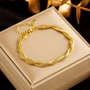 Elegante bracciale a catena ritorta dorata con estensione su portagioie di lusso