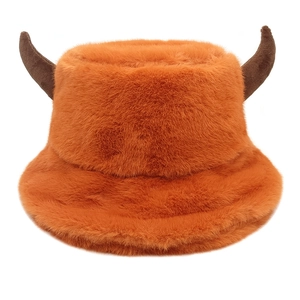 Dettaglio cappello alla pescatora in ecopelliccia arancione con corna da diavolo scure