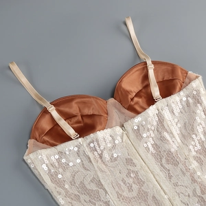 Détails du corsage en dentelle à paillettes avec bonnets satinés et fines bretelles