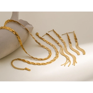 Ensemble bijoux minimaliste en acier inoxydable doré 18 carats avec collier et boucles