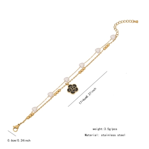 Détail du bracelet double couche en acier inoxydable avec fleur de camélia et cœurs