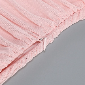 Détail de la fermeture éclair invisible et du tissu en maille plissé rose