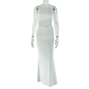 Détail de la robe longue blanche sans manches avec découpe à la taille et panneaux en résille