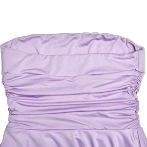 Détail du tissu en maille lavande avec encolure bandeau à volants et plis doux