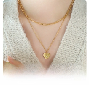 Collana a doppio strato in acciaio al titanio placcato oro 18k con ciondolo a cuore e stella