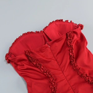 Detail eines roten Bandeau-Kleids mit Rüschenkanten und nahtlosem verdecktem Reißverschluss
