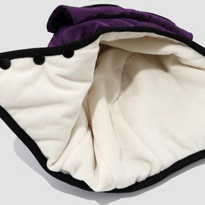 Winter Kinderfliegermütze mit lila Steppnylon und warmem weißem Fleecefutter