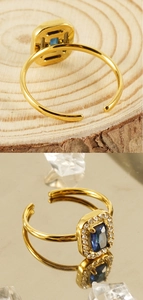 Détail de la bague ajustable plaquée or avec pierre bleue carrée et zircons