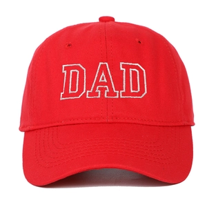 Détail de la broderie DAD blanche sur une casquette de baseball en coton rouge avec visière