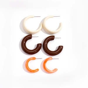 Dreiteiliges Set geometrische C-Acryl-Ohrringe in Beige, Braun und Orange