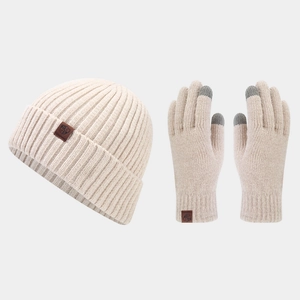 Ensemble hiver bonnet en maille beige et gants tactiles avec écusson en cuir logo