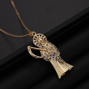 Détail du pendentif Faucheuse en plaqué or avec zircons colorés sur une chaîne fine
