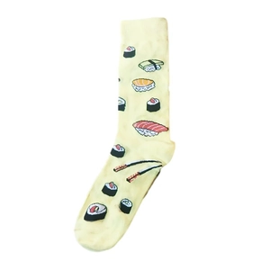Détail de chaussettes jaunes avec motifs de sushis japonais et de baguettes