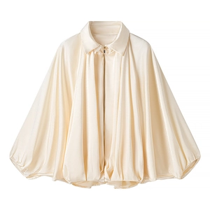 Detailansicht der glatten Satinstruktur und des Reißverschlusses dieser beigen Jacke
