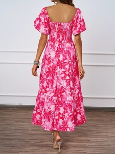 Dettaglio del retro elasticizzato punto smock su un abito estivo rosa a fiori con ruches