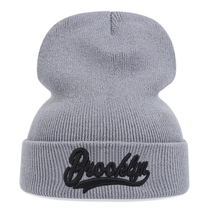 Bonnet en maille gris clair avec broderie Brooklyn noire sur fond blanc épuré