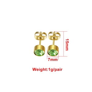 Boucles d'oreilles en acier doré avec pierres de naissance vertes de 7mm et dimensions