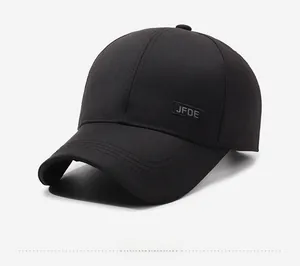 Détail de la broderie JFDE sur le côté d'une casquette de baseball noire en coton