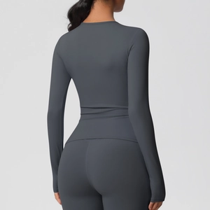 Vue arrière de l'ensemble de yoga gris foncé avec legging taille haute et haut manches longues