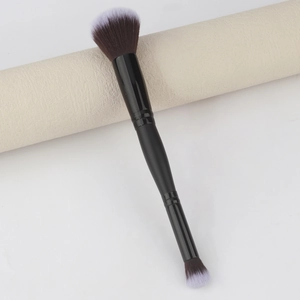 Vue détaillée du pinceau de maquillage double embout avec poils dégradés pour poudre et fard