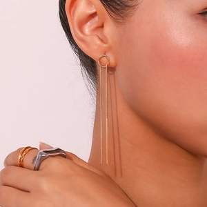 Elegant 18K gold-plated snake chain tassel earrings and woven rings worn by a model