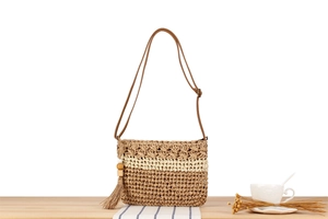 Détail du sac bandoulière en paille tissé à la main avec glands et perles de bois