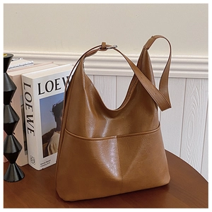 Gros plan détaillé du sac cabas en cuir PU marron sur table en bois avec coutures