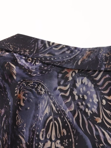 Détail du haut à col en V montrant le mesh transparent avec motifs cachemire dorés