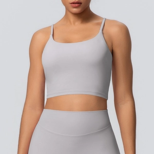 Détail d'un ensemble de yoga gris clair avec tissu haute élasticité et brassière sans couture
