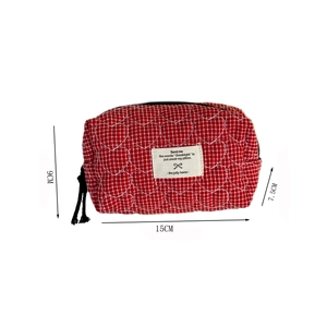 Détail de la pochette à carreaux rouges et blancs avec matelassage cœur et dimensions
