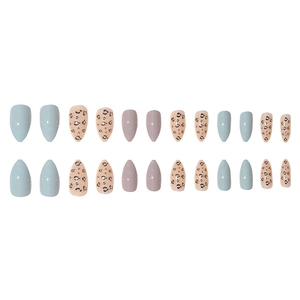 Faux ongles amande avec motif léopard et bleu clair, kit de 24 pièces élégantes