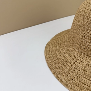 Dettaglio della trama in paglia naturale intrecciata a mano e rifinitura del cappello