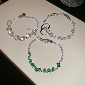 Trois bracelets en cristal élégants en cristal, bleu aqua et vert émeraude avec éclat vif