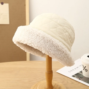 Chapeau de pêcheur en laine d'agneau crème matelassé avec motifs de cœur