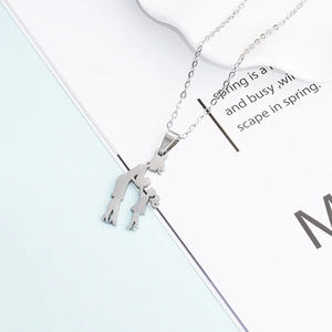 Vue détaillée du pendentif silhouette mère et fille en argent sur une chaîne de collier