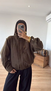 Detail einer braunen Hahnentritt-Jacke mit Stehkragen in einer schicken Spiegel-Selfie-Ansicht