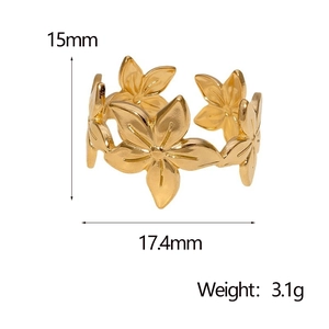 Dettaglio anello fiore dorato con dimensioni 15mm x 17,4mm e peso di 3,1 grammi