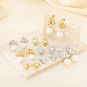 Orecchini chic in acciaio oro e argento con perle e design a forma di labbra
