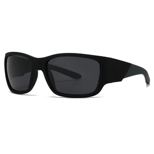 Klassische polarisierte Sport-Sonnenbrille mit matt schwarzem Rahmen und breiten Bügeln